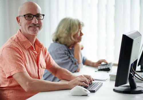 senior-man-in-computer-class-for-beginners-web